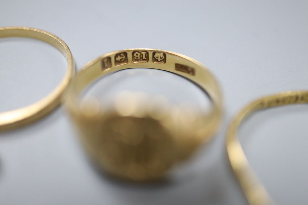 A George V 18ct gold signet ring, size J, a Victorian 18ct gold band, an 18ct gold albert T-bar and three links and a William IV band.